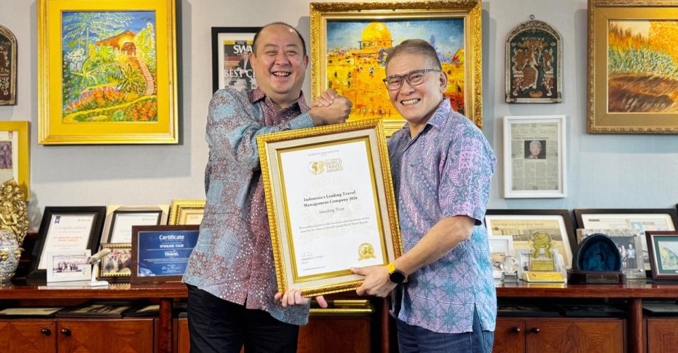 smailing tour meraih Indonesia’s Leading Travel Management Company